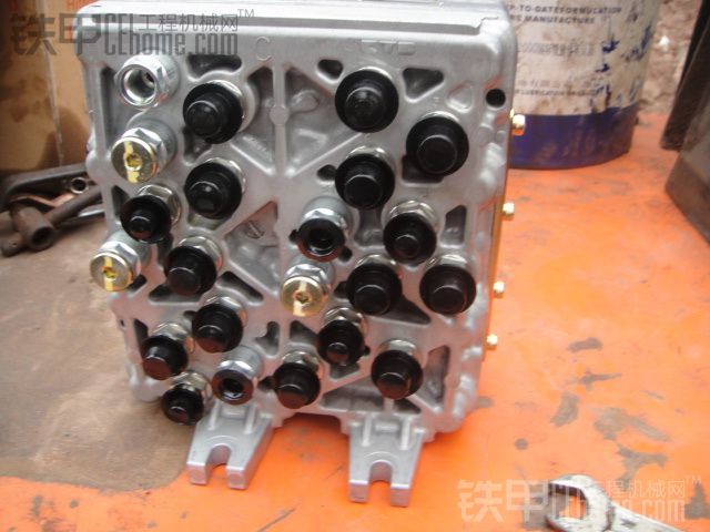 日立zx200-3g挖机多路阀拆下来清洗图片