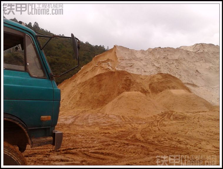 山沙的开采过程 拉沙的翻斗车