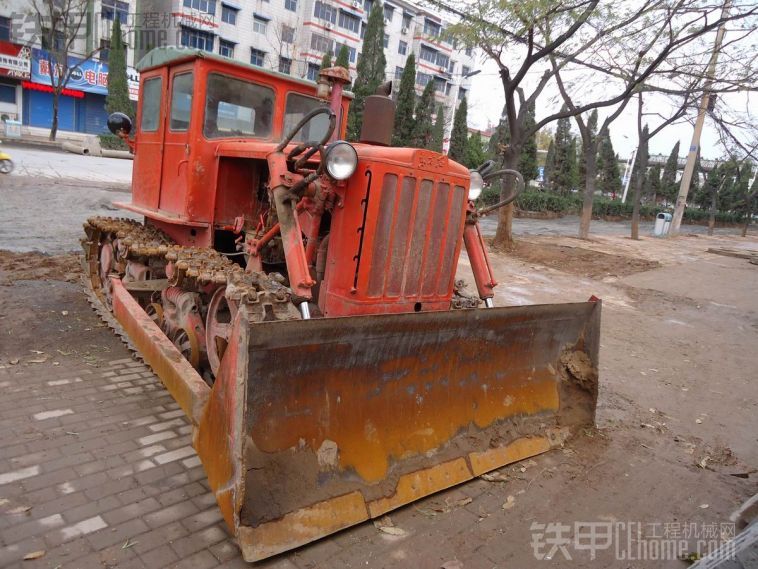 实拍工程机械之-古老的东方红链轮推土机