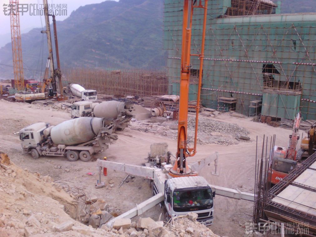 中联47米泵车工地现场施工图片